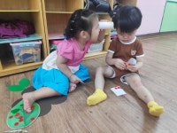 양지친구들의 놀이 모습 - 양지꽃반 1반 (만1세) - 육영 숲 어린이집 양지친구들의 놀이 모습