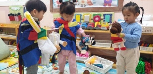 실내놀이(춤추고 노래하는 예쁜 양지친구들) - 👉양지꽃반 2반 (만1세) - 육영 숲 어린이집 실내놀이(춤추고 노래하는 예쁜 양지친구들)