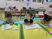 양지친구들의 놀이 모습 - 양지꽃반 1반 (만1세) - 육영 숲 어린이집 양지친구들의 놀이 모습