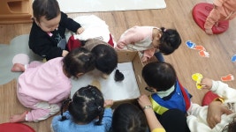 실내놀이(춤추고 노래하는 예쁜 양지친구들) - 👉양지꽃반 2반 (만1세) - 육영 숲 어린이집 실내놀이(춤추고 노래하는 예쁜 양지친구들)