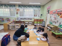 신나는 특별활동(영어ㆍ음악🤵♀️) - 👉은방울반(만2세) - 육영 숲 어린이집 신나는 특별활동(영어ㆍ음악🤵‍♀️)