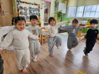 11월 2주 놀이 발자국: 음악- 허수아비 놀이 - 👉요술꽃반 (만 3세) - 육영 숲 어린이집 11월 2주 놀이 발자국: 음악- 허수아비 놀이