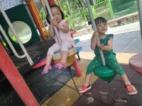 양지친구들의 놀이 모습 - 양지꽃반 1반 (만1세) - 육영 숲 어린이집 양지친구들의 놀이 모습