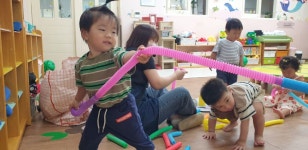 퍼포먼스 (코끼리 코)&놀이음악(여행가요) - 👉양지꽃반 2반 (만1세) - 육영 숲 어린이집 퍼포먼스 (코끼리 코)&놀이음악(여행가요)