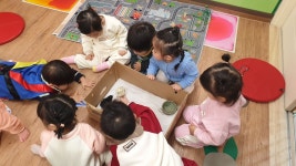 실내놀이(춤추고 노래하는 예쁜 양지친구들) - 👉양지꽃반 2반 (만1세) - 육영 숲 어린이집 실내놀이(춤추고 노래하는 예쁜 양지친구들)