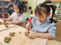 11월 4주 놀이 발자국: 도예-피자 만들기 - 👉요술꽃반 (만 3세) - 육영 숲 어린이집 11월 4주 놀이 발자국: 도예-피자 만들기