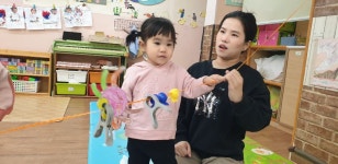 실내자유놀이 - 👉양지꽃반 2반 (만1세) - 육영 숲 어린이집 실내자유놀이