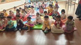 때때옷 입고 예쁜 양지친구들 ♡ - 👉양지꽃반 2반 (만1세) - 육영 숲 어린이집 때때옷 입고 예쁜 양지친구들 ♡