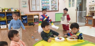실내놀이(춤추고 노래하는 예쁜 양지친구들) - 👉양지꽃반 2반 (만1세) - 육영 숲 어린이집 실내놀이(춤추고 노래하는 예쁜 양지친구들)