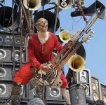 매드맥스: 분노의 도로 기타맨 첫 등장씬 - 웃긴자료 ‥‥‥‥‥、 - 도탁스 (DOTAX) 매드맥스: 분노의 도로 기타맨 첫 등장씬