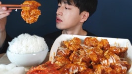 양념치킨이랑 의외로 잘어울리는 반찬 - 웃긴자료 ‥‥‥‥‥、 - 도탁스 (DOTAX) 양념치킨이랑 의외로 잘어울리는 반찬