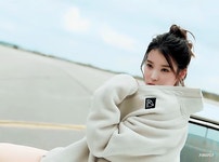 뉴발란스 아이유.gif - 웃긴자료 ‥‥‥‥‥、 - 도탁스 (DOTAX) 뉴발란스 아이유.gif