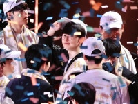 [LOL] 페이커의 월즈 우승 스킨으로 치열한 여론 경쟁 중인 갈리오 VS 멜 - 웃긴자료 ‥‥‥‥‥、 - 도탁스 (DOTAX) [LOL] 페이커의 월즈 우승... 