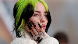 염색한 빌리 아일리시 근황.sns - 웃긴자료 ‥‥‥‥‥、 - 도탁스 (DOTAX) 염색한 빌리 아일리시 근...