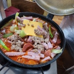 송탄식 부대찌개 vs 의정부식 부대찌개 - 웃긴자료 ‥‥‥‥‥、 - 도탁스 (DOTAX) 송탄식 부대찌개 vs 의정부식 부대찌개