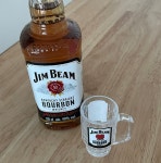 편의점에서만 판다는 한정판 짐빔.jpg - 악플달면 쩌리쩌려버려 - ＊여성시대＊ 차분한 20대들의 알흠다운 공간 편의점에서만 판다는 한정판... 