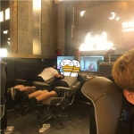 쉽지 않는 PC방에서 게임하는 자세.jpg - 웃긴자료 ‥‥‥‥‥、 - 도탁스 (DOTAX) 쉽지 않는 PC방에서 게임하는 자세.jpg