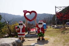 [테마여행[28@36인승]2025월 12월 25일 목요일] 산타마을 크리스마스... 목요일] 산타마을 크리스마스 눈꽃 축재 백두대간 협곡열차 V-Train... 