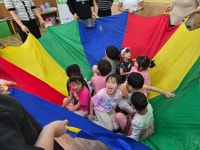 엄마와 함께하는 신체놀이활동!! - 분홍꽃잎반 - 익산딩동댕어린이집 엄마와 함께하는 신체놀이활동!!