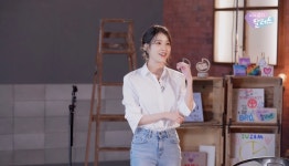 아이유, 화이트 셔츠와 청바지룩의 교과서 - ▣-여성 정보방 - 그대가 머문자리 아이유, 화이트 셔츠와 청바지룩의 교과서