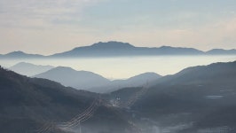 지리산의 북부, 운봉읍 일대에서 포착된 황매산. - 산행 사진방 - 공주산악회 지리산의 북부, 운봉읍 일대에서 포착된 황매산.