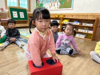 [11월1주] 궁금이 상자 속에서 색깔 캔 꺼내기 - 바다1반 - 일곱색깔어린이집 [11월1주] 궁금이 상자 속에서 색깔 캔 꺼내기