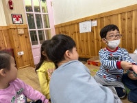 [11월1주] 궁금이 상자 속에서 색깔 캔 꺼내기 - 바다1반 - 일곱색깔어린이집 [11월1주] 궁금이 상자 속에서 색깔 캔 꺼내기