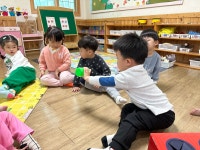 [11월1주] 궁금이 상자 속에서 색깔 캔 꺼내기 - 바다1반 - 일곱색깔어린이집 [11월1주] 궁금이 상자 속에서 색깔 캔 꺼내기