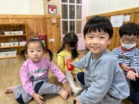 [11월1주] 궁금이 상자 속에서 색깔 캔 꺼내기 - 바다1반 - 일곱색깔어린이집 [11월1주] 궁금이 상자 속에서 색깔 캔 꺼내기