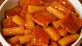 단짝과 먹던 방과후 그 맛.. 돌아온 문방구 떡볶이 - kakaoTV 단짝과 먹던 방과후 그 맛.. 돌아온 문방구 떡볶이