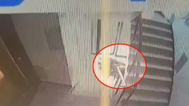 1층에서 넘어진 손님, 2층 미용실도 책임? 2천만 원 내놔라 - kakaoTV 1층에서 넘어진 손님, 2층 미용실도 책임? 2천만 원 내놔라