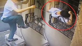 내방에 누가? 헉! CCTV 봤더니 창틀 사이로 쑥~ 문어남에 경악 - kakaoTV 내방에 누가? 헉! CCTV 봤더니 창틀 사이로 쑥~ 문어남에 경악