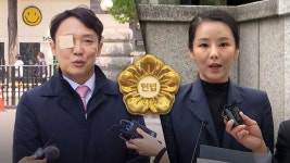 결론 보시죠 나라 망친 검사‥헌재 앞에 선 검사와 처남댁 [현장영상] - kakaoTV 결론 보시죠 나라 망친 검사‥헌재 앞에 선 검사와... 
