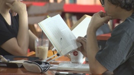 태풍이 몰고 온 더위…책 읽기로 이색 피서 - kakaoTV 태풍이 몰고 온 더위…책 읽기로 이색 피서