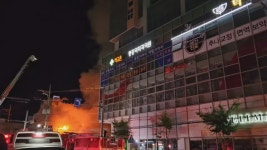 추석 대목 앞두고 마산청과시장 불…점포 15곳 절반 가량 불에 타 - kakaoTV 추석 대목 앞두고 마산청과시장 불…점포 15곳 절반 가량 불에 타