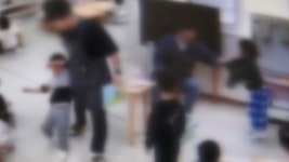 [단독] 마음 뚫릴 만큼 아팠어…유치원 남교사, 원생 때리고 패대기 - kakaoTV [단독] 마음 뚫릴 만큼 아팠어…유치원 남교사, 원생 때리고... 