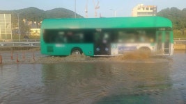 시흥시청역 부근 상수도관 파열로 도로 침수·단수 - kakaoTV 시흥시청역 부근 상수도관 파열로 도로 침수·단수