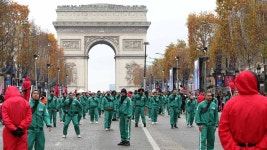 무궁화꽃이 피었습니다…파리서 오징어게임 2 홍보 이벤트 - kakaoTV 무궁화꽃이 피었습니다…파리서 오징어게임 2 홍보 이벤트