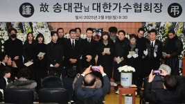 해뜰날로 떠나 보낸 故송대관…눈물 속 영결식 - kakaoTV 해뜰날로 떠나 보낸 故송대관…눈물 속 영결식