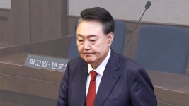 내란 우두머리 형사재판 시작…피고인석에서 후배 검사 마주한 윤 - kakaoTV 내란 우두머리 형사재판 시작…피고인석에서 후배 검사 마주한 윤