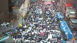 헌재 주변은 벌써 일촉즉발? CCTV가 비춘 안국역 상황 [소셜픽] - kakaoTV 헌재 주변은 벌써 일촉즉발? CCTV가 비춘 안국역 상황 [소셜픽]