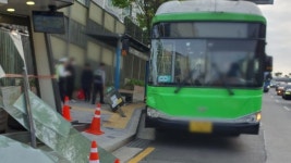 출근길 시내버스가 금호동 버스정류장 들이받아 - kakaoTV 출근길 시내버스가 금호동 버스정류장 들이받아