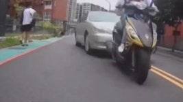 타이완에서 초등학교 주변 차량 돌진 사고...15명 사상 - kakaoTV 타이완에서 초등학교 주변 차량 돌진 사고...15명 사상