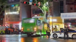 신길삼거리서 좌회전하던 마을버스 가로수 충돌…승객 4명 경상 - kakaoTV 신길삼거리서 좌회전하던 마을버스 가로수 충돌…승객 4명 경상