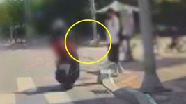 [와글와글] 횡단보도 건너려는데‥느닷없이 발차기 - kakaoTV [와글와글] 횡단보도 건너려는데‥느닷없이 발차기