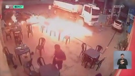 [월드 플러스] 주유소서 담배 불붙이고 무심코 성냥 버린 순간! - kakaoTV [월드 플러스] 주유소서 담배 불붙이고 무심코 성냥 버린 순간!