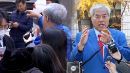 너 일로와 이 자식아..전광훈 출석현장 돌발상황 [현장영상] - kakaoTV 너 일로와 이 자식아..전광훈 출석현장 돌발상황 [현장영상]