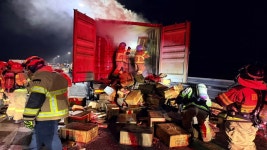 중부내륙고속도로서 화물차 화재...타이어 과열 추정 - kakaoTV 중부내륙고속도로서 화물차 화재...타이어 과열 추정