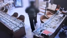고객 금 '3천 돈' 훔쳐 잠적...경찰, 종로 금은방 주인 검거 - kakaoTV 고객 금 '3천 돈' 훔쳐 잠적...경찰, 종로 금은방 주인 검거