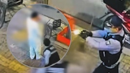 환자복 입고 무차별 폭행한 190㎝ 거구...카페서 흉기 들고 나오더니 - kakaoTV 환자복 입고 무차별 폭행한 190㎝ 거구...카페서 흉기 들고... 